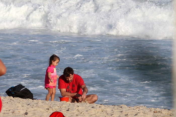 Marcelo Faria paparica a filha na praia
