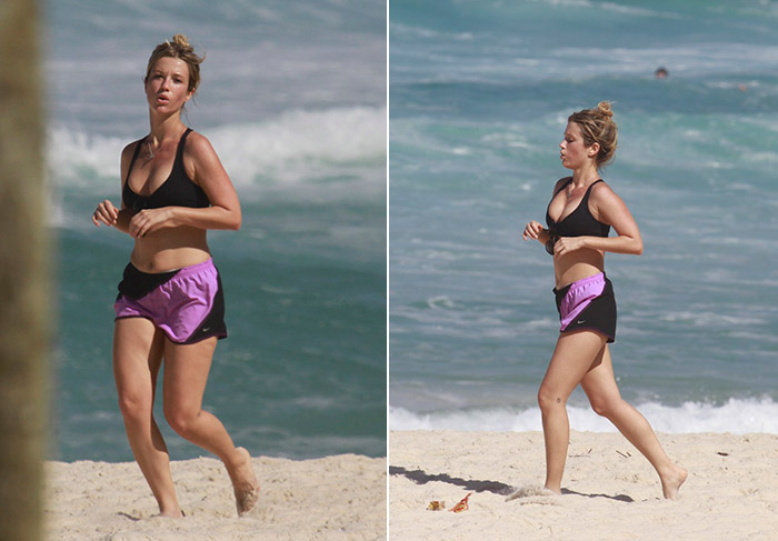  De shortinho e top, Juliana Didone se exercita em praia carioca