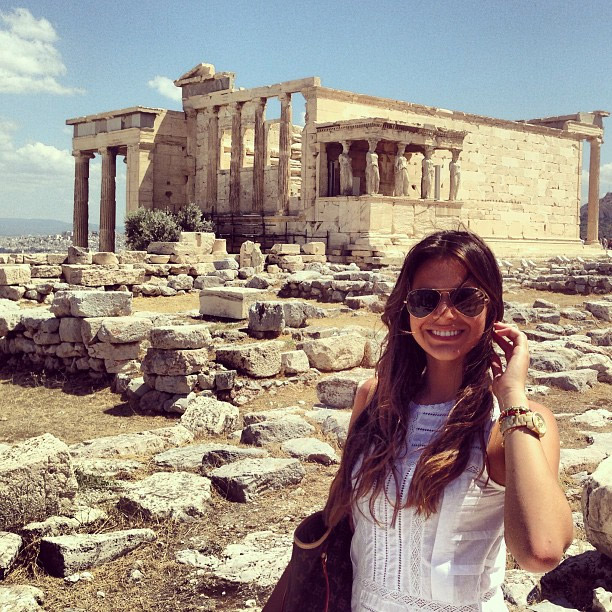 Bruna Marquezine se encanta com Acrópole de Atenas, na Grécia