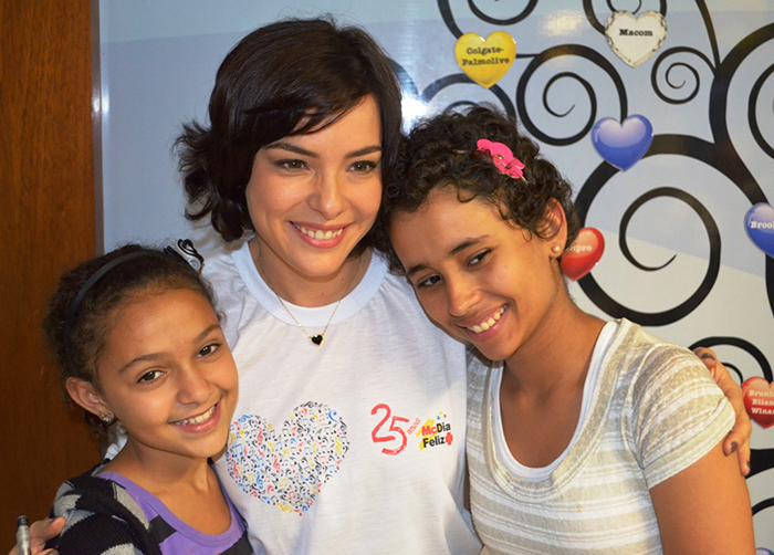 Regiane Alves visita instituição de combate ao câncer infanto-juvenil
