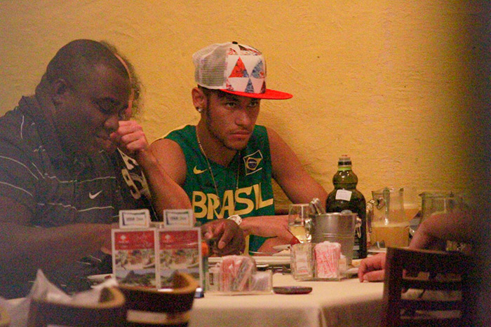 Neymar se delicia com picanha em churrascaria carioca