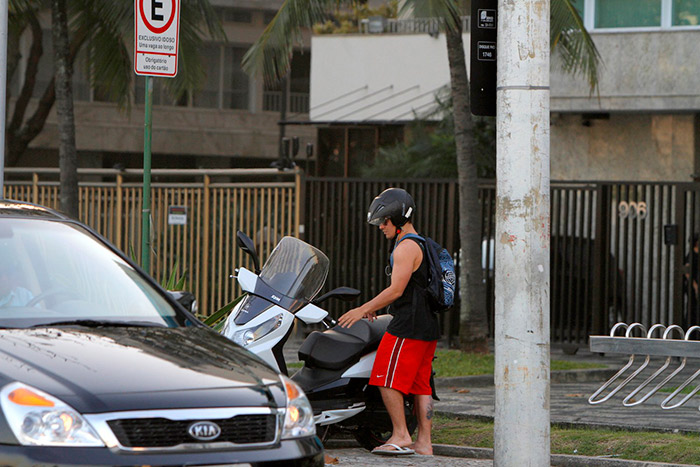 Thiago Martins anda de moto pelas ruas do Leblon