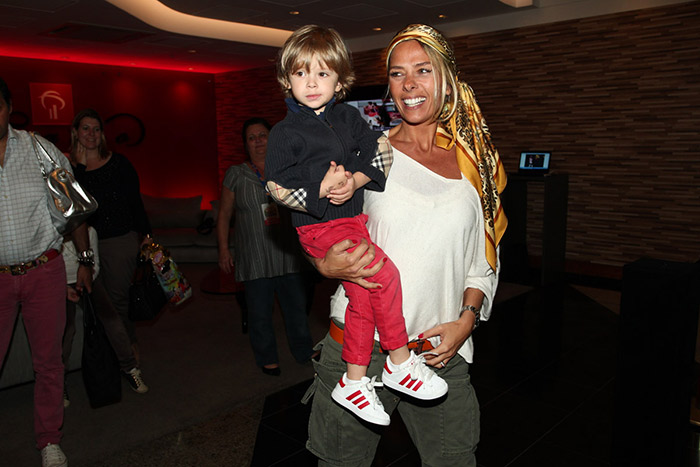 Adriane Galisteu leva o filho para assistir peça infantil da Disney