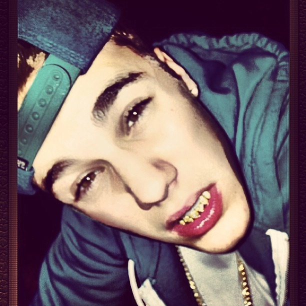 Justin Bieber adere à moda do ouro nos dentes