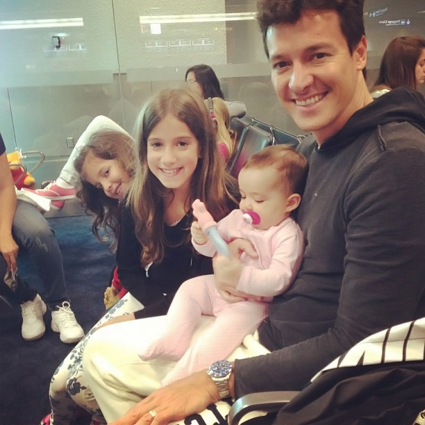 Rodrigo Faro embarca de volta para o Brasil com a família