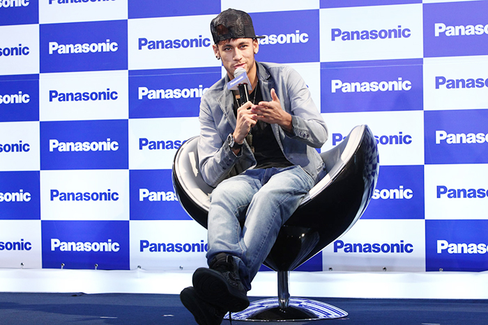 Neymar reúne a imprensa para anunciar contrato com a Panasonic