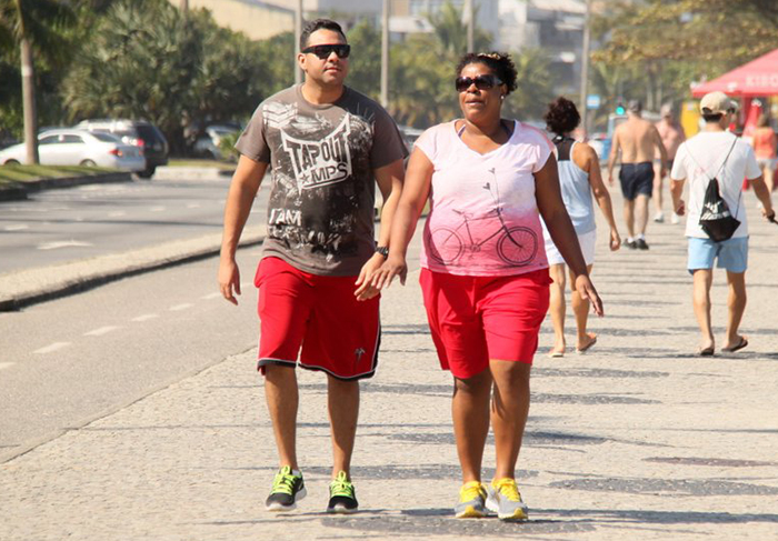 Cacau Protásio caminha com personal, na Barra da Tijuca