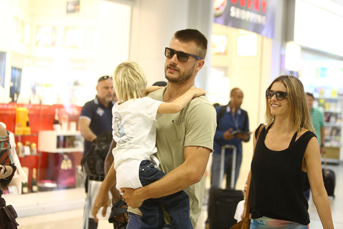 Fernanda Lima e Rodrigo Hilbert embarcam com os gêmeos