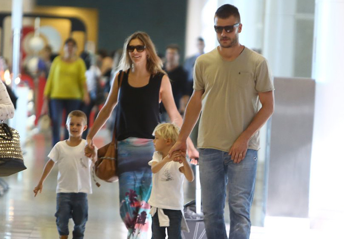 Fernanda Lima e Rodrigo Hilbert embarcam com os gêmeos