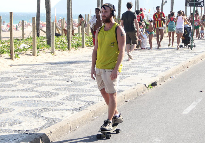 Sérgio Hondjakoff mostra suas habilidades no skate