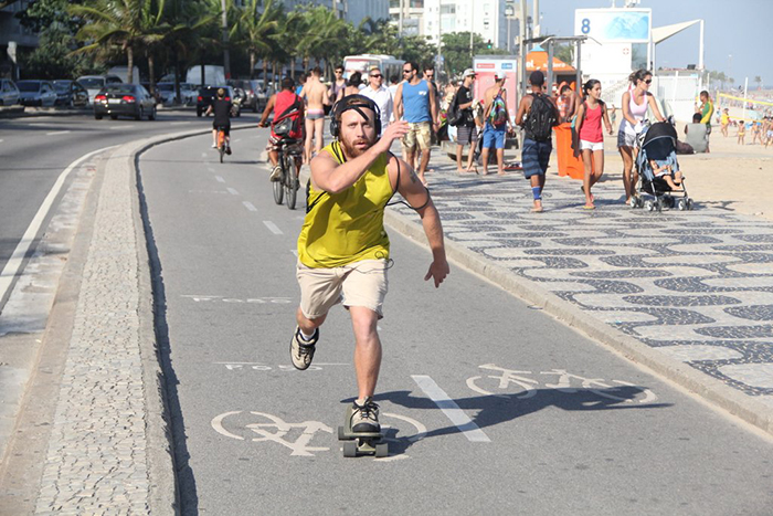 Sérgio Hondjakoff mostra suas habilidades no skate