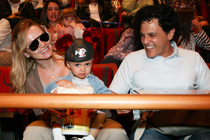 Eliana vai com filho e marido a espetáculo da Disney, em SP