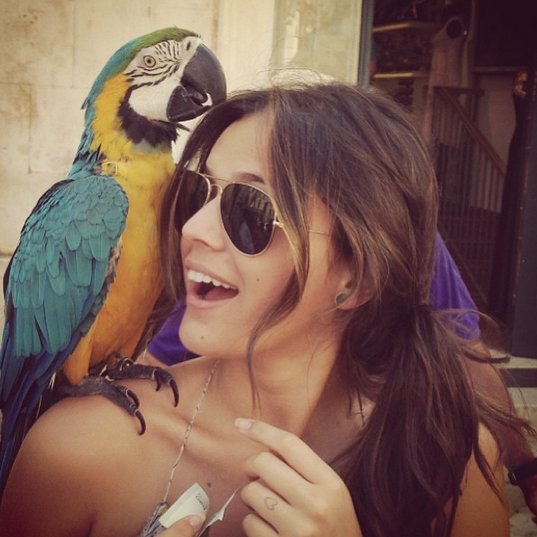 De férias, Bruna Marquezine posa com arara no ombro