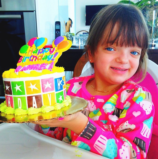  Rafa Justus ganha bolo de aniversário por seus 4 anos