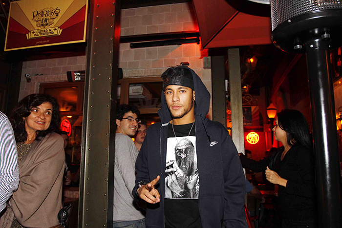 Neymar e Alexandre Pato se encontram em restaurante de São Paulo