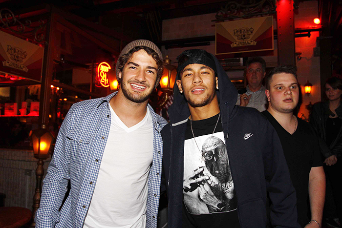 Neymar e Alexandre Pato se encontram em restaurante de São Paulo
