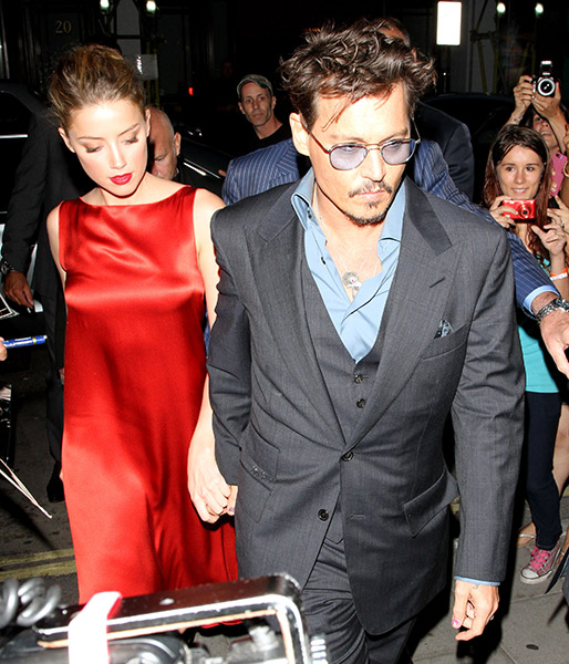 Johnny Depp e Amber Heard esbanjam elegância em jantar romântico
