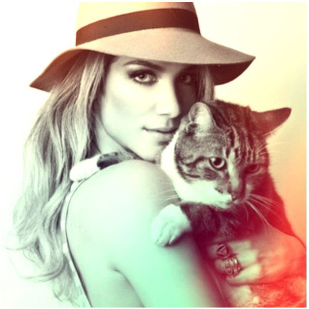 Giovanna Ewbank arrasa em foto clicada com um gato