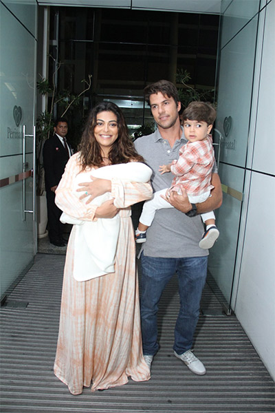 Juliana Paes deixa a maternidade com os dois filhos e o marido