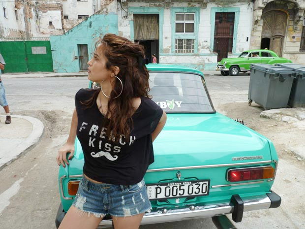 Nanda Costa posa de shortinho em uma rua de Havana