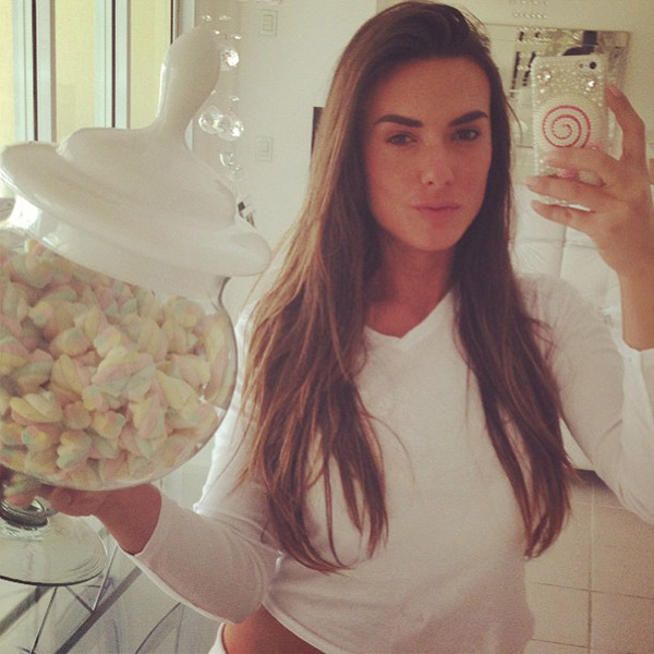 Nicole Bahls ataca pote de doces de marshmallow