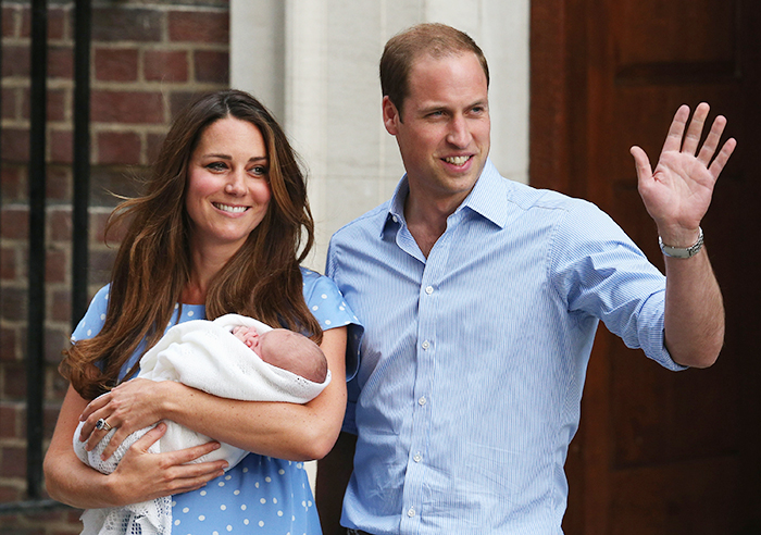 Príncipe William e Kate mostram o filho ao povo, em Londres