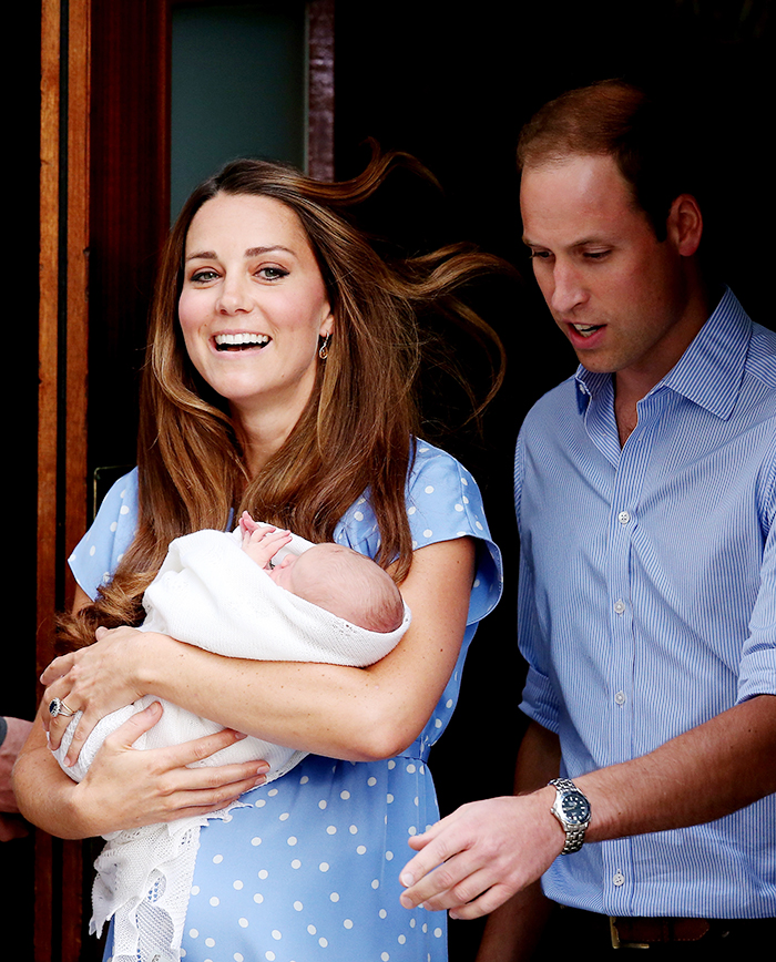 Príncipe William e Kate mostram o filho ao povo, em Londres