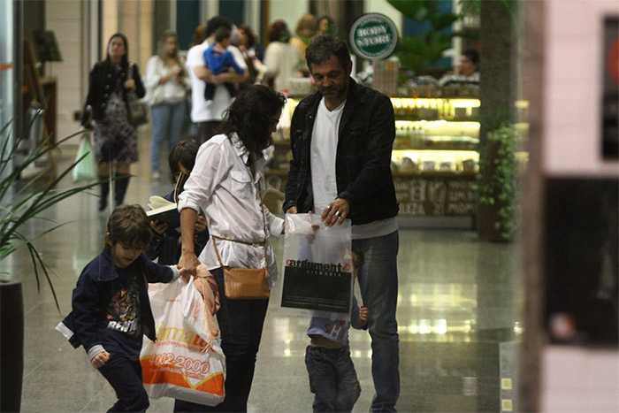 Domingos Montagner passeia no shopping com a esposa e os filhos