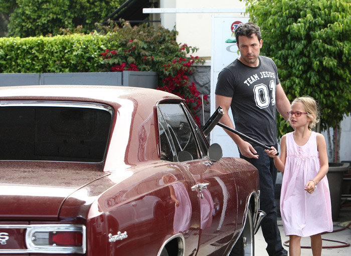 Ben Affleck ensina a filha a lavar o carro 