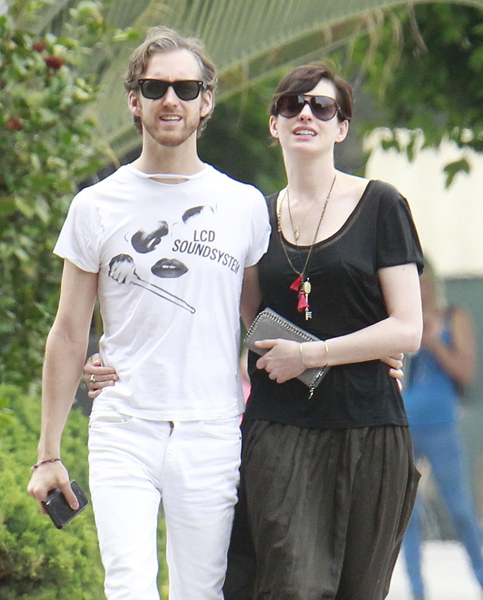 Anne Hathaway usa saia enorme durante passeio com o marido