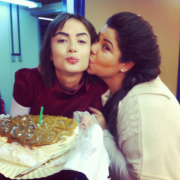 Maria Casadevall ganha bolo de aniversário e beijo de Fabiana Karla