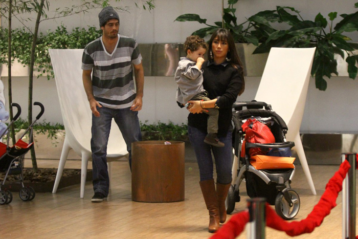 Dani Suzuki passeia em shopping com o filho e o ex-marido
