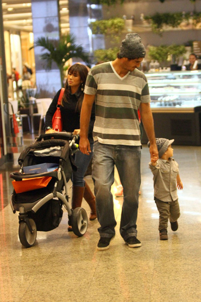 Dani Suzuki passeia em shopping com o filho e o ex-marido