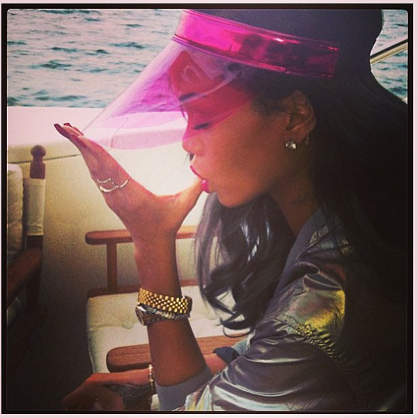 Rihanna curte passeio de barco com amigos