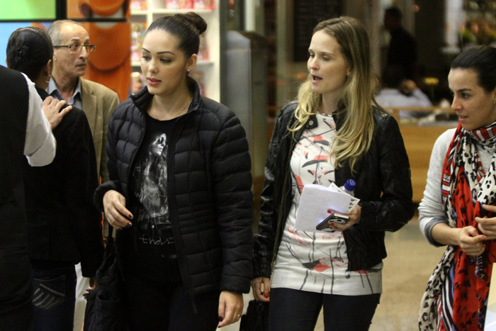 Tânia Mara e Fernanda Rodrigues passeiam em shopping, com as filhas