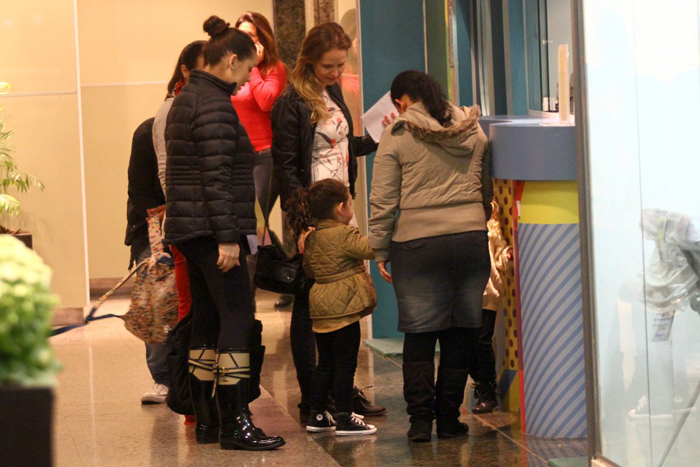 Tânia Mara e Fernanda Rodrigues passeiam em shopping, com as filhas