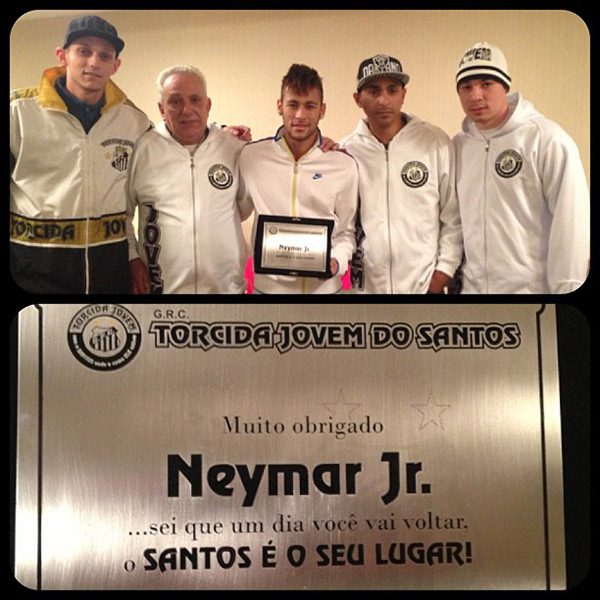 Neymar recebe homenagem da Torcida Jovem do Santos