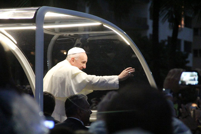 Papa Francisco atrai multidão em Copacabana