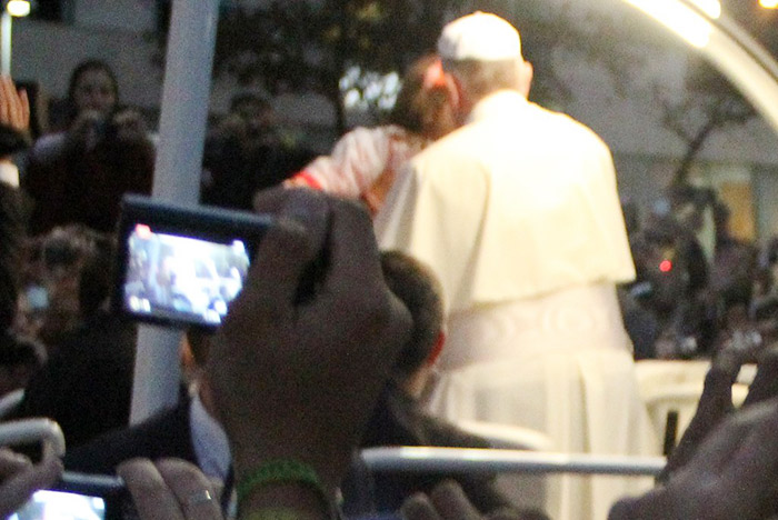 Papa Francisco atrai multidão em Copacabana