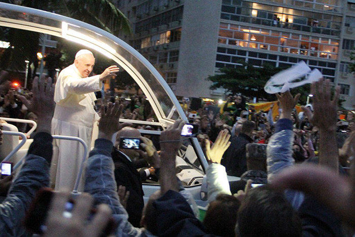 Papa Francisco atrai multidão em Copacabana