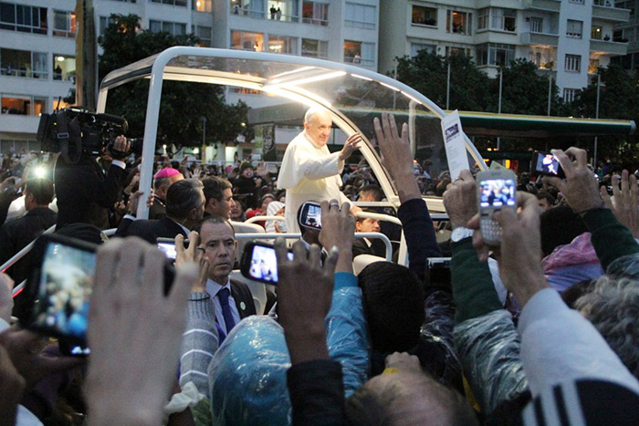 Papa Francisco atrai multidão em Copacabana