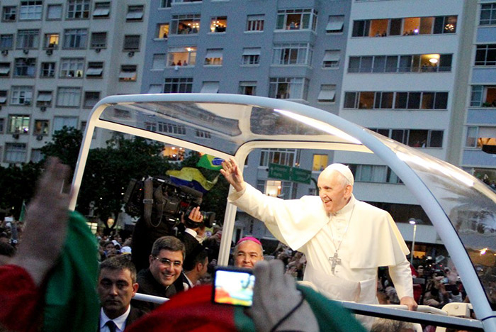 Papa Francisco atrai multidão em Copacabana