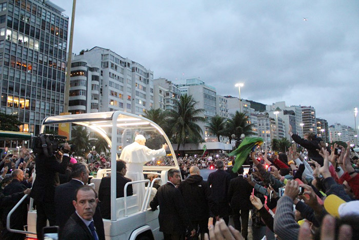 Papa Francisco atrai multidão em Copacabana