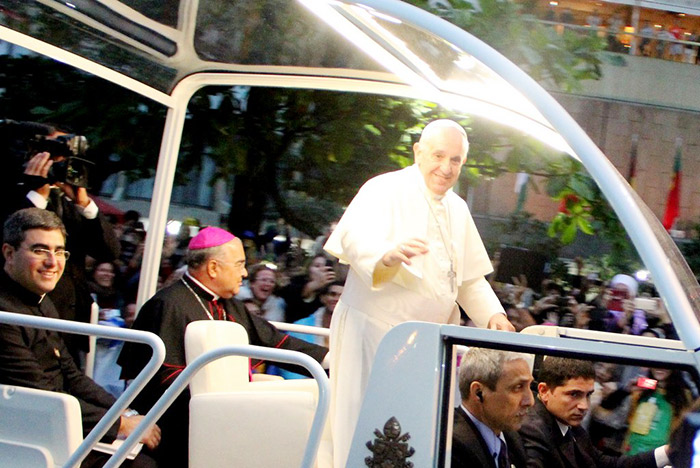 Papa Francisco atrai multidão em Copacabana