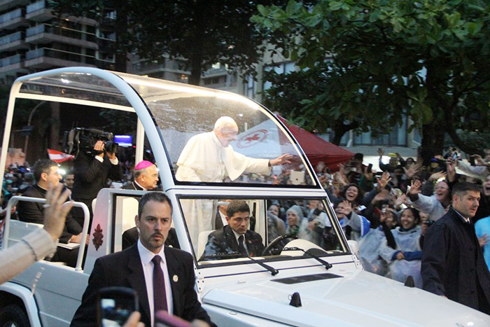 Papa Francisco atrai multidão em Copacabana