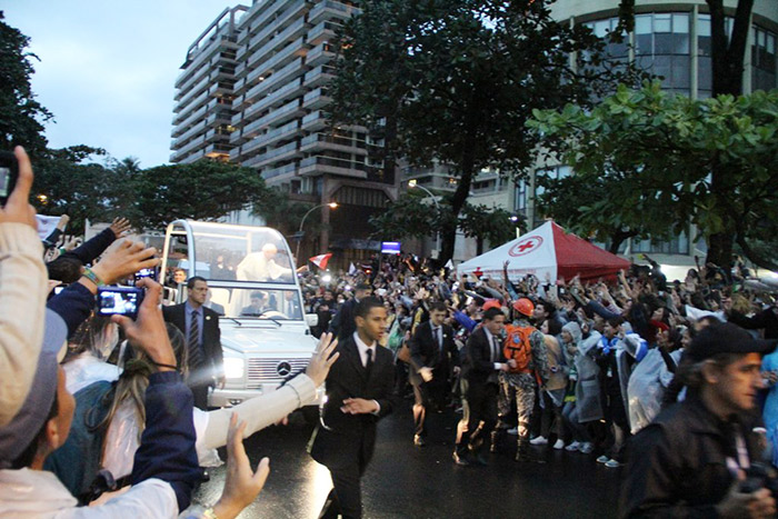 Papa Francisco atrai multidão em Copacabana