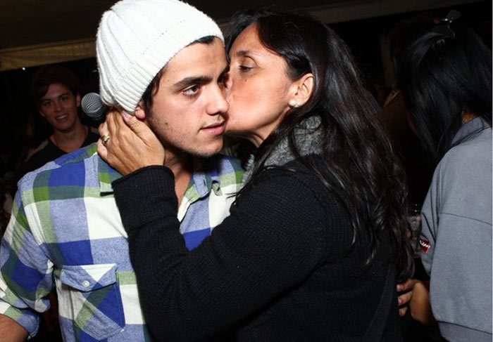 Felipe Simas recebe beijo da mãe, Ana Simas