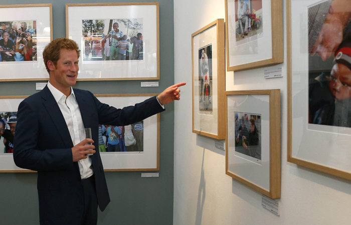 Príncipe Harry vai à exposição de fotos em Londres