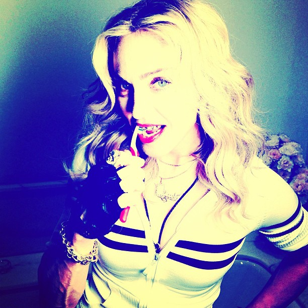  Madonna posta foto escovando os dentes em rede social