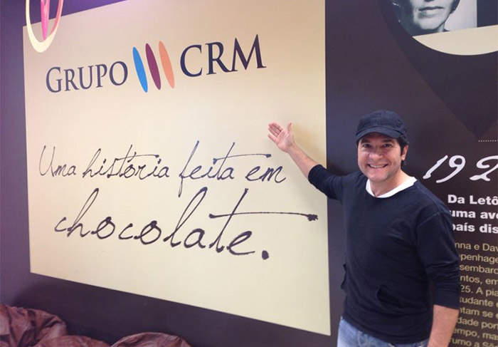 Daniel visita fábrica de chocolates em Minas Gerais 